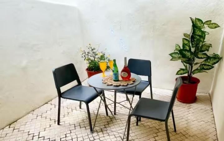 Charming Santos W/ Patio Apartment Lisbon